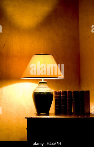 Coin lecture, commode, livres, lampe, Banque D'Images