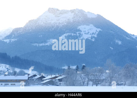 Germany, Bavaria, Fischbachau, Hundham, Black Mountain, matin d'hiver, Haute-Bavière, montagnes, montagnes, village, cadre idyllique, en milieu rural, l'hiver, neige, bois, vue locale, le matin, l'hiver, la neige, la lumière du matin, l'humeur du matin, la lumière du soleil, le froid, le blanc, le bleu, couleur de l'humeur, Haze, vacances, vacances d'hiver, l'atmosphère, paysage d'hiver, paysage, nature, hiver, humeur humeur du matin, la solitude, la saison, le silence, l'hiver, Banque D'Images