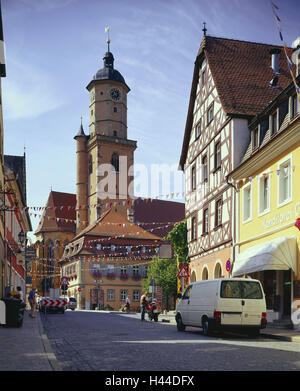 L'Allemagne, la Bavière, la Franconie, Volkach, Église Stadtpfarrkirche St.Bartholomäus, en Basse-franconie, ville, municipalité, un drapeau, des maisons, des bâtiments, de l'église, de style gothique tardif, St.Bartholomäus, Bar, bière, Behringer, truss, rue, les passants, à l'extérieur, tourisme . Banque D'Images