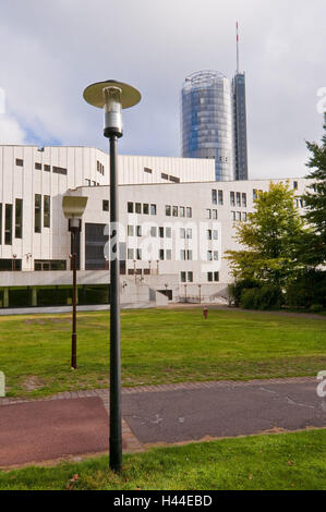 Jardin de Ville avec l'opéra et la Tour de RWE, Essen, Rhénanie du Nord-Westphalie, Allemagne, Banque D'Images