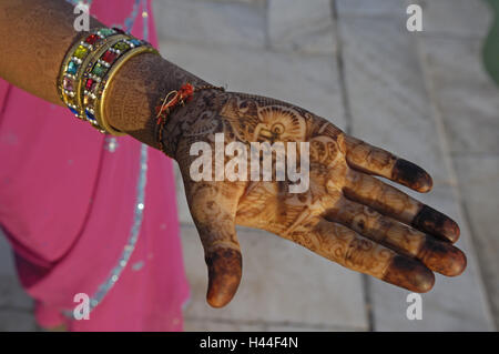 L'Inde, Uttar Pradesh, Agra, femme, Main, henné, Banque D'Images