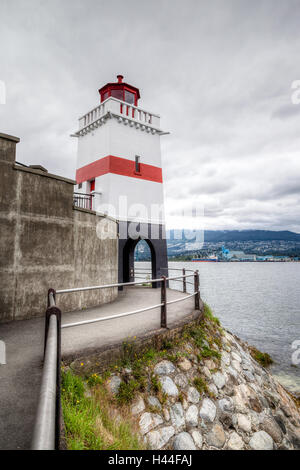 Le rendu HDR de Brockton Point Lighthouse au parc Stanley à Vancouver, Colombie-Britannique, Canada. Banque D'Images