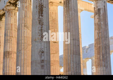 Détail de la colonnes doriques cannelées du Parthénon à l'Acropole à Athènes, Grèce Banque D'Images