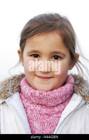 Les filles, du cou de rouleau, portrait, personne, enfant, pull tricoté, brune, l'enfance, vent, sourire, heureux, l'auto-assurance, pull, vêtements d'hiver, à l'extérieur, l'hiver, Banque D'Images