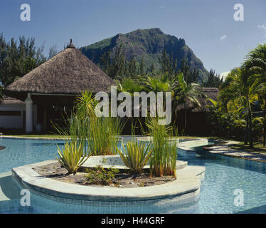 Maskarenen, Maurice, côte sud-ouest de l'île, l'hôtel Indian-Resort, la piscine, le contexte, le Morne Brabant, destination, montagne, ciel, de palmiers, de locations, hôtel, piscine de l'hôtel, la piscine fitness, piscine, herbe, ensoleillée, à l'extérieur, déserte, Banque D'Images