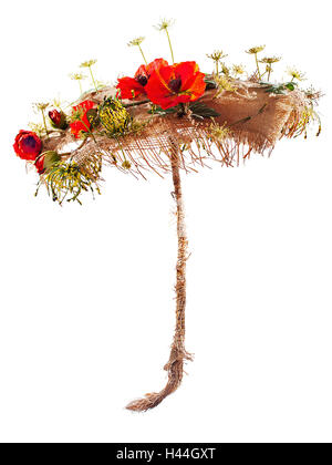 Cadre décoratif de jute, de nattes et de fleurs de pavot artificiel isolé sur fond blanc. Banque D'Images