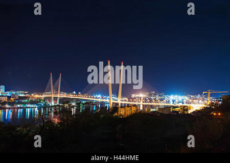 Vue de nuit sur le pont dans la Fédération de Vladivostok sur la Corne d''bay Banque D'Images