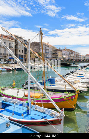 Les petits bateaux amarrés le long du Canal Royal qui passe au milieu de Sète, Hérault, France Banque D'Images