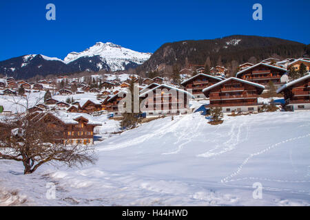 Chalets en bois recouvert de neige dans les Alpes Suisses, Wengen, Suisse Banque D'Images