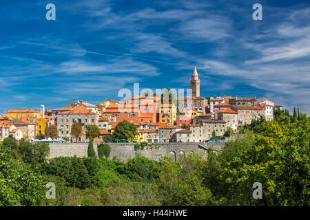 Rovinj, Croatie, le 30 août 2014 - Vieux village sur le sommet de la montagne dans la région de Porec, Istrie, Croatie Banque D'Images