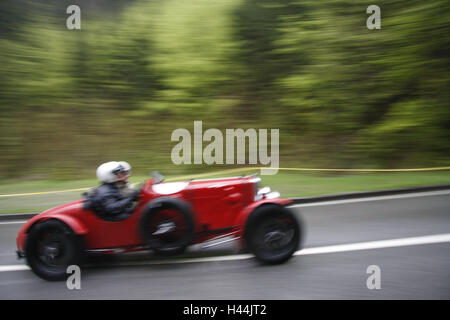 Course de montagne chaudière ancienne, voiture, passage de montagne, de flou, d'Allemagne, de Bavière, de la chaudière, la montagne, la course de montagne, course participant, vétéran de la race, historiquement, cet événement commémoratif, old-timer, véhicules, voiture, rouge, événement, qui rappelle voyage, chauffeur, conducteur, Banque D'Images