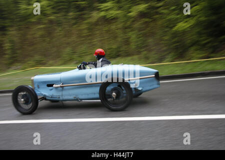 Courses de montagne de chaudière, anciens voiture, passage de montagne, l'Allemagne, les Bavarois, chaudières, la montagne, la course de montagne, course participant, vétéran de la race, historiquement, cet événement commémoratif, old-timer, véhicules, voiture, bleu, événement, qui rappelle voyage, chauffeur, conducteur, j Banque D'Images