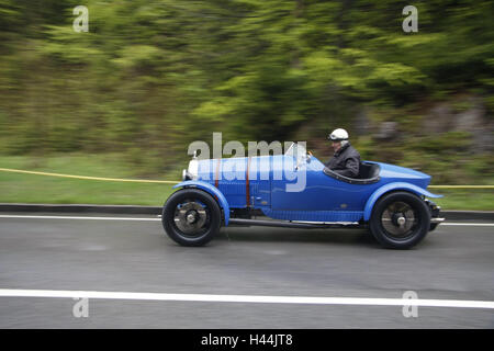 Courses de montagne de chaudière, anciens voiture, passage de montagne, l'Allemagne, les Bavarois, chaudières, la montagne, la course de montagne, course participant, vétéran de la race, historiquement, cet événement commémoratif, old-timer, véhicules, voiture, bleu, événement, qui rappelle voyage, chauffeur, conducteur, j Banque D'Images