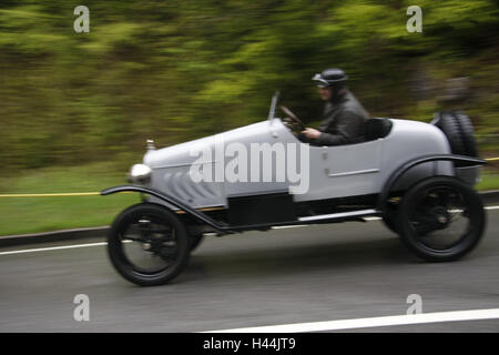 Course de montagne chaudière ancienne, voiture, passage de montagne, l'Allemagne, les Bavarois, chaudières, la montagne, la course de montagne, course participant, vétéran de la race, historiquement, cet événement commémoratif, old-timer, véhicules, voiture, blanc, d'un événement, qui rappelle voyage, chauffeur, conducteur, jo Banque D'Images