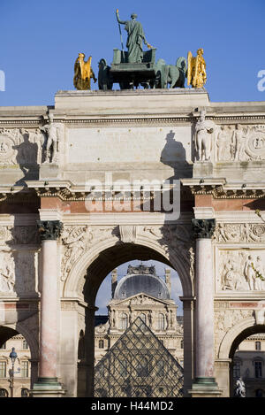 France, Paris, Musée du Louvre, Pyramide de verre vous, Arc de triomphe du Carrousel, vous Banque D'Images