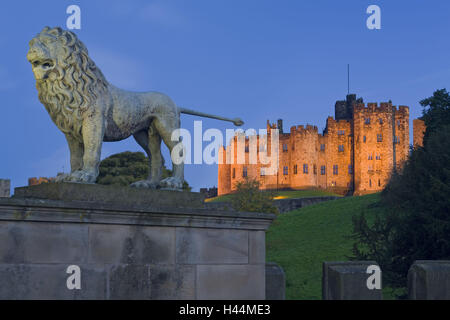 Grande-bretagne, en Angleterre, Northumberland, Alnwick Castle, Lion, statue, l'éclairage, crépuscule, Banque D'Images