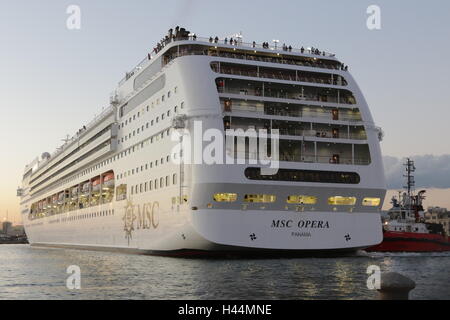 Bateau de croisière MSC Opera de quitter le port de Thessalonique, en Grèce. Banque D'Images