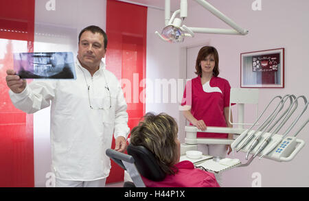 La pratique, dentiste, médecin, dentiste, président, radiographie, look, patient, sous-modèle, libéré, Libéré, propriété de personnes, médecin, l'occupation, l'homme, odontalgias, cogs, morsure, vérifier, aide, sérieusement, moderne, à l'intérieur, président de traitement, il y Banque D'Images