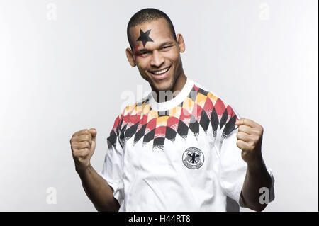 Fan de football, sourire Manly, la peau sombre, le geste, la moitié, portrait, beauté, parution du modèle studio, personne, homme, football, championnat du monde, championnat du monde, la nationalité, le Sud, l'Afrique, l'homme, nigériane, cut out, l'Allemagne, l'Bemahlung, ventilateur, football jersey, s Banque D'Images