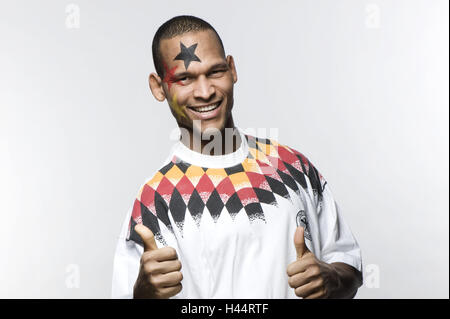 Fan de football, Manly, la peau sombre, la joie, le geste, la moitié, portrait, beauté, parution du modèle studio, personne, homme, football, championnat du monde, championnat du monde, la nationalité, le Sud, l'Afrique, l'homme, nigériane, cut out, l'Allemagne, l'Bemahlung, ventilateur, football jersey, st Banque D'Images