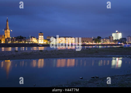 Promenade au bord du Rhin, le Rhin, Düsseldorf, ville, nuit, St Lambertus, tour du château, en Rhénanie du Nord-Westphalie, Allemagne, Banque D'Images