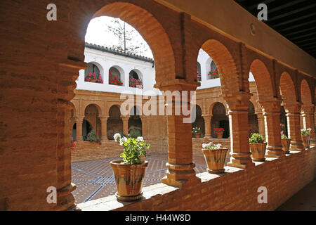 Espagne, Andalousie, Palos de la Frontera, Santa Maria de la Rabida, cloître, Huelva, cloître, Franciscain, cloître cloître, Mudejarkreuzgang, fresques, du tourisme, de l'arches arrondies, cour intérieure, plantes en pot, géraniums, point d'intérêt, destination, d' Banque D'Images