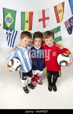 Les garçons, trois, maillots de football, ballons de football, photo de groupe, les drapeaux, Banque D'Images
