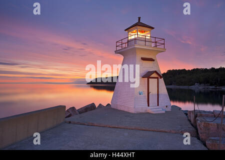 Le Canada, l'Ontario, Bruce Peninsula, tête de lion, phare, soir l'humeur, Banque D'Images