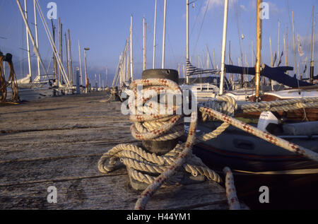 L'Allemagne, Kiel, Schilksee, Port Olympique, la semaine de Kiel, cordes, lumière du soir, port, port de plaisance, pont, ponton en bois, météo,-battu, pile, , noeud, fête, noeuds, certainement, de la sécurité, désordonnée, sauvé, marin, les nœuds d'attache, liquidation, déserte, mâts, Banque D'Images