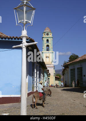 La Plaza Mayor, la rue, l'arrière-plan, l'église San Francisco de Asis, Trinidad, Cuba, destination de vacances, destination, les Caraïbes, Tourisme, vacances, vue sur la ville, centre-ville, place aux couleurs vives, d'intérêt, Architecture, bâtiment, structures, historiquement, clocher, tour, San-Francisco-de-Asis, lanterne, lampe de rue, scène de rue, personne, en passant, purger, âne, cheval, animal, personne passant par l'UNESCO, patrimoine culturel, Banque D'Images