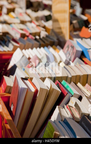 Marché aux puces, boîtes, livres, Banque D'Images
