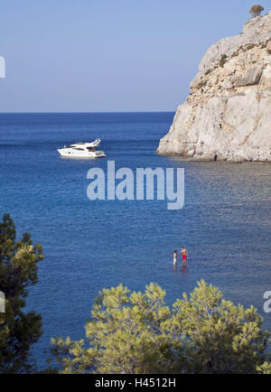 Un bateau ancre en face de la baie d'Anthony Quinn, île de Rhodes, Grèce, Sud, Europe, Europe, touristiques, le modèle ne libération, Banque D'Images