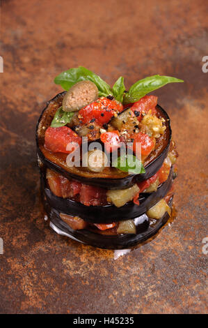 Aubergines frites avec les dés de tomates, câpres, épices aromatisées Banque D'Images