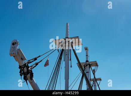 La section du mât de l'USS Constitution historique comme vu en cale sèche avec un ciel bleu clair. Banque D'Images