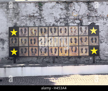 Suisse, Tessin, Lugano, Piazza G. Motta, bronze wall, empreintes de pas, l'équipe nationale de football, en allemand, point d'intérêt, l'art, la culture, l'allégement de bronze, soulagement, pied des couples, des impressions, des pieds, de l'équipe nationale de football, football, équipe, joueur de football, monument, étoile, muraille en pierre, mur de défense, des signatures, à l'extérieur, déserte, Banque D'Images