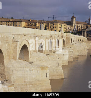 Espagne, Andalousie, Cordoue, Ponte Romano, Guadalquivir, l'Europe, destination, ville, lieu d'intérêts, de la culture, de l'extérieur, pont, pont de l'architecture, architecture, bâtiment, courbes, pont de pierre, Romain, de la structure, de l'eau, maisons, vue sur ville, cloudies, Banque D'Images