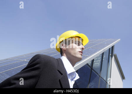 L'homme, casque de construction, maison solaire, portrait, vue latérale, à l'extérieur, Banque D'Images