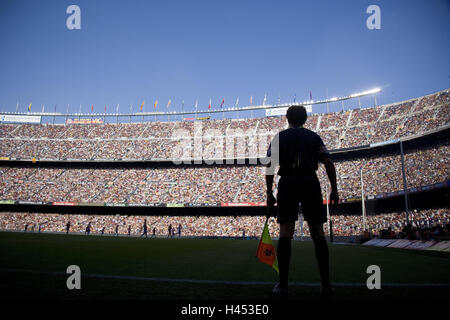 Espagne, Barcelone, le stade de football Camp Nou, match de football, juge de ligne, Catalogne, ville, sport, football, stade, traditionnellement, les stades sportifs, jeux, stand, stand de sports, farcis, de couleurs vives, de nombreux spectateurs, foule, gens, fans, fans de football, événement, pitch, homme, personne, d'un drapeau, le joueur, joueur de football, le soir, au crépuscule, projecteur, Banque D'Images