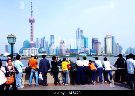 La Chine, Shanghai, positionner le Bund, Pudong, vue sur la skyline, Oriental Pearl Tower, la rivière Huangpu, touristes, Banque D'Images