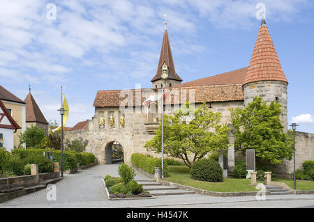 Allemagne, Bavière, Effeltrich, église Saint Georg, Kirchenburg, Franconia, église, tour, horloge, horloge, horloge de l'église, tour baie vitrée, regarder la fenêtre en baie, clocher, façade, à l'extérieur, porte, passage, chiffres, figures d'un saint, Georg, saints, Laurentius, Sebas Banque D'Images