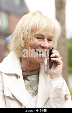 Femme, senior, téléphone mobile, appeler, rire, portrait, Banque D'Images