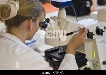 La chimie, assistant de laboratoire, voir, microscope, la concentration, l'Allemagne, en Rhénanie du Nord-Westphalie, marnes, Evonik, société, chimie, chimie spéciale, occupation, travail, femme, jeune, gens, employé, scientifique, microscope optique, l'élargissement, Zeiss, recherche, examen de laboratoire, l'examen, la science, l'analyse, l'évaluation, de l'industrie, de la technologie, Banque D'Images