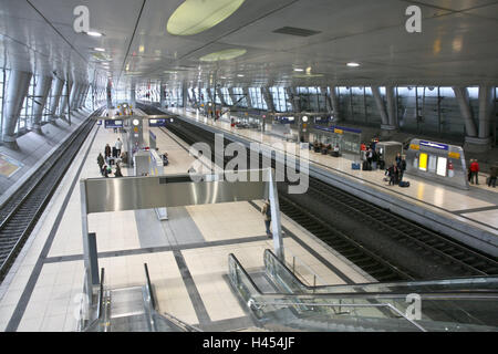 Allemagne, Hesse, Francfort sur le Main, à l'aéroport, à la gare la plus proche, les Voyageurs, voyage, vitesse, trafic, trafic ferroviaire, le trafic passagers, voyage en train, voyage, arrivée, rendez-vous à l'écart, attendez, la plate-forme, le chemin de fer, les voies, les gens, les touristes, les escaliers mécaniques, Banque D'Images