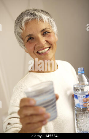 Les cadres supérieurs, les sourires, tumbler, holding, modèle, portrait, parution Banque D'Images