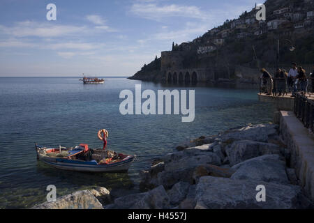 La Turquie, Antalya province, Alanya, Castle Mountain, Seldschukische dockyard, lookout, touristiques, de la ville, station balnéaire, Port, bassin du port, vue, bottes, bateaux de pêche, les eaux, la mer, rock, hill, maisons, maisons d'habitation, les bâtiments, les gens, le tourisme, l'excursion, Banque D'Images