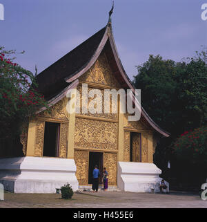 Le Laos, Luang Prabang, Wat Xieng Thong, le transport funéraire hall, les visiteurs, le modèle ne libération, Asie, Asie du Sud-Est, la destination, le lieu d'intérêts, de la culture, du patrimoine culturel mondial de l'UNESCO, structure, Architecture, bâtiment, la foi, la religion, le bouddhisme, cloître, bâtiment Cloister, personne, les croyants, à l'extérieur, Banque D'Images