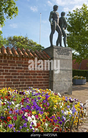 Le Danemark, Roskilde, parterre de fleurs, pensées, monument situé en face de la cathédrale, Banque D'Images