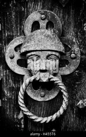 La poignée de la porte de l'église. Wasperton, Warwickshire, en Angleterre. Le noir et blanc Banque D'Images