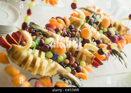 Différents fruits sur table de buffet de mariage Banque D'Images