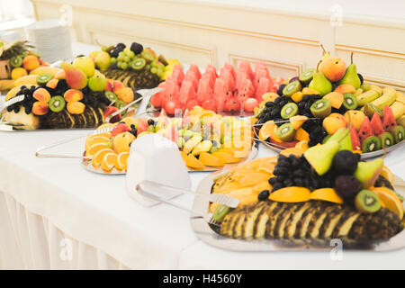 Buffet authentique, assortiment de fruits frais, de baies et d'agrumes. Préparation pour un menu créatif du design Banque D'Images